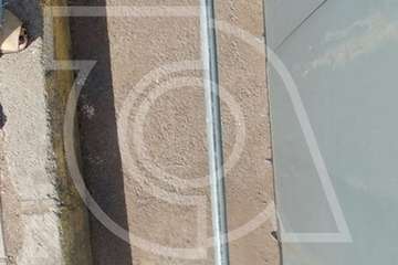 El destrozo de la tapa de un contenedor causa malos olores e insectos en Las Huesas (Foto TA)